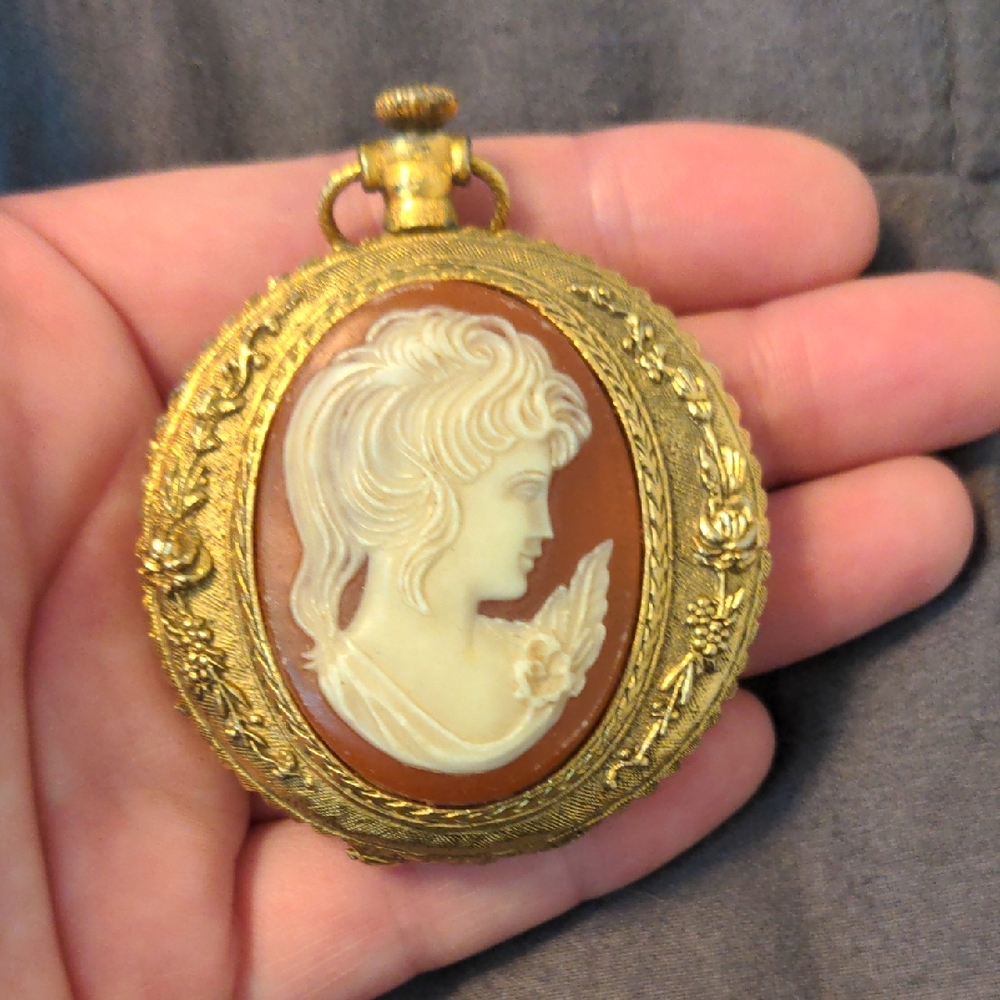 Vintage Max factor Cameo Watch Stlye Powder Compact